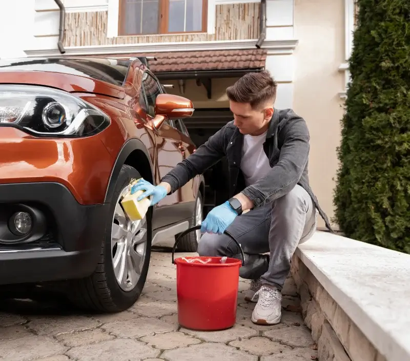 Lavage auto à domicile Guerting : professionnel intervenant sur un véhicule